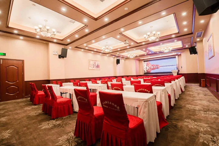 Чанша: Vienna Hotel (Changsha Ningxiang West High-speed Railway Station Emerald Lake Store)