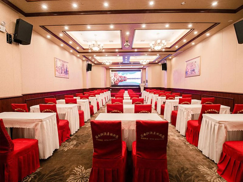 Чанша: Vienna Hotel (Changsha Ningxiang West High-speed Railway Station Emerald Lake Store)