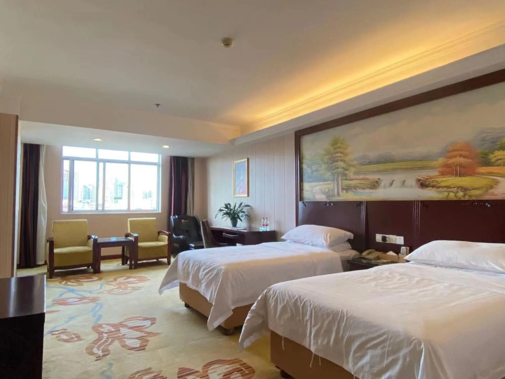 Чанша: Vienna Hotel (Changsha Ningxiang West High-speed Railway Station Emerald Lake Store)