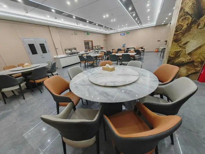 Чанша: Vienna Hotel (Changsha Ningxiang West High-speed Railway Station Emerald Lake Store)