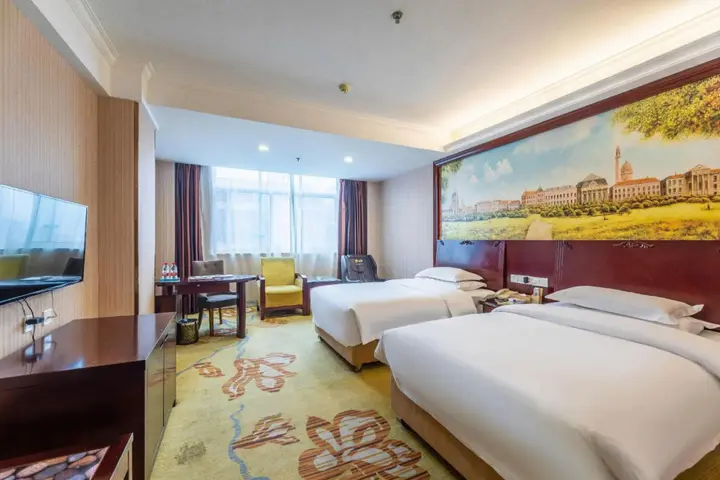 Чанша: Vienna Hotel (Changsha Ningxiang West High-speed Railway Station Emerald Lake Store)