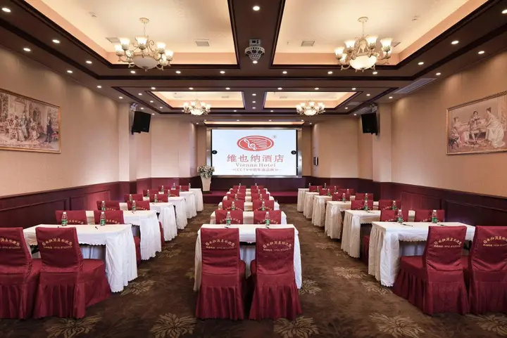 Чанша: Vienna Hotel (Changsha Ningxiang West High-speed Railway Station Emerald Lake Store)