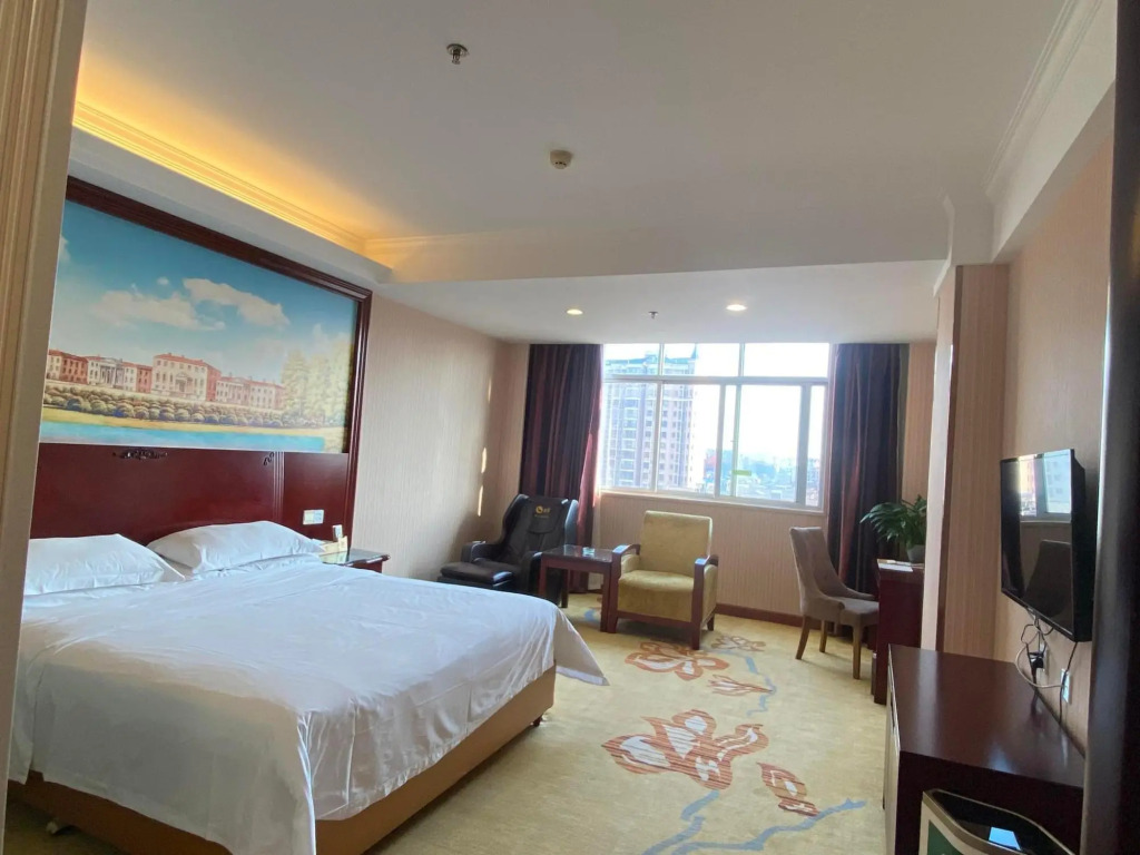 Чанша: Vienna Hotel (Changsha Ningxiang West High-speed Railway Station Emerald Lake Store)