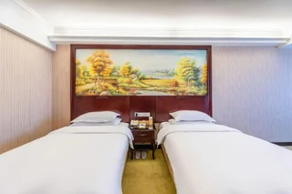 Чанша: Vienna Hotel (Changsha Ningxiang West High-speed Railway Station Emerald Lake Store)