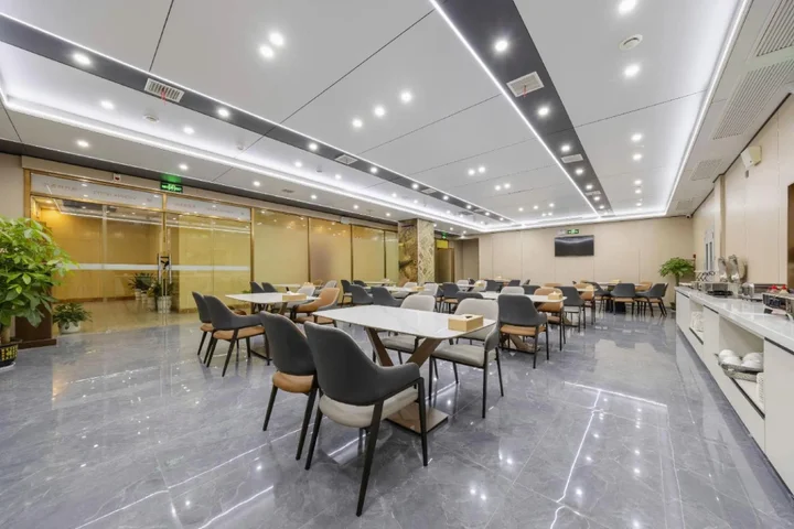 Чанша: Vienna Hotel (Changsha Ningxiang West High-speed Railway Station Emerald Lake Store)