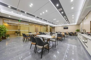 Чанша: Vienna Hotel (Changsha Ningxiang West High-speed Railway Station Emerald Lake Store)