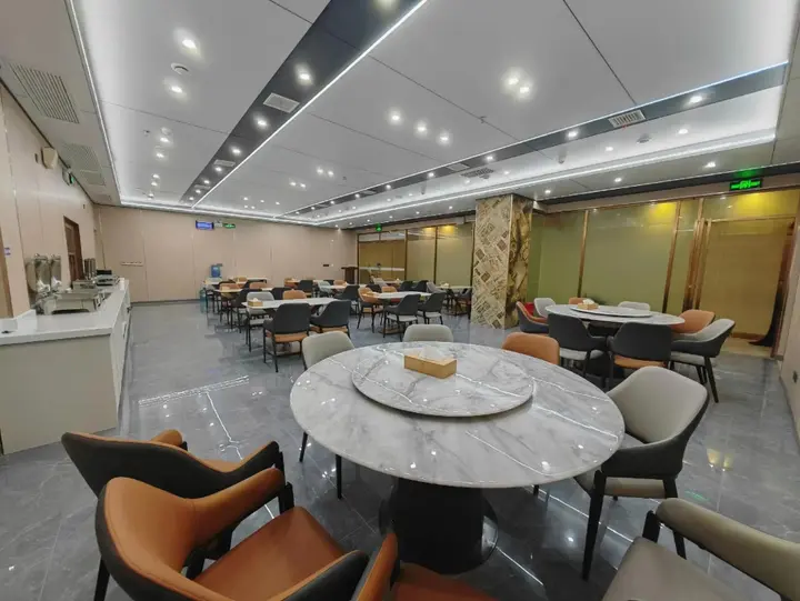 Чанша: Vienna Hotel (Changsha Ningxiang West High-speed Railway Station Emerald Lake Store)