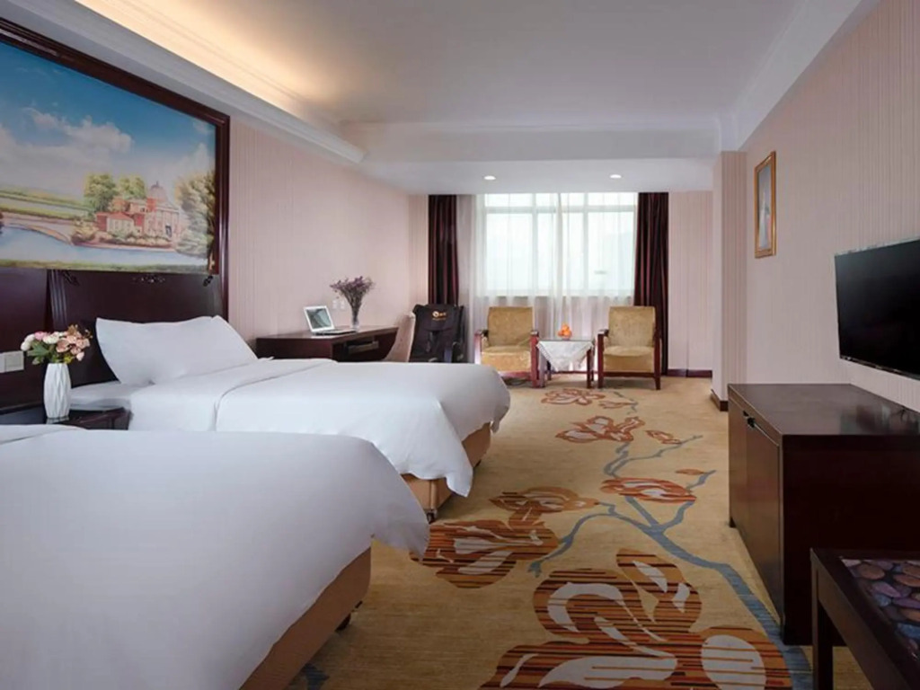 Чанша: Vienna Hotel (Changsha Ningxiang West High-speed Railway Station Emerald Lake Store)