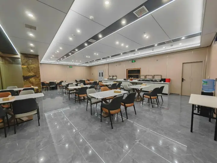 Чанша: Vienna Hotel (Changsha Ningxiang West High-speed Railway Station Emerald Lake Store)