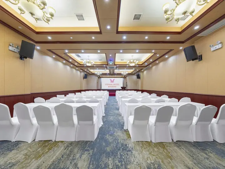 Чанша: Vienna Hotel (Changsha Ningxiang West High-speed Railway Station Emerald Lake Store)