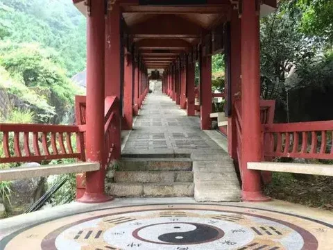 Шанграо: Jindu Nanxing Hotel (Sanqing Mountain Taoist Theme Hotel)