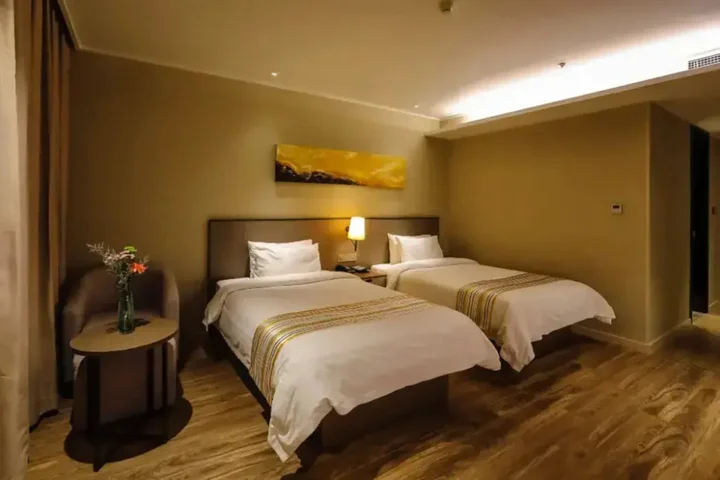 Далянь: Home Inn Plus (Dalian Development Zone Jinma Road Wanda Plaza)