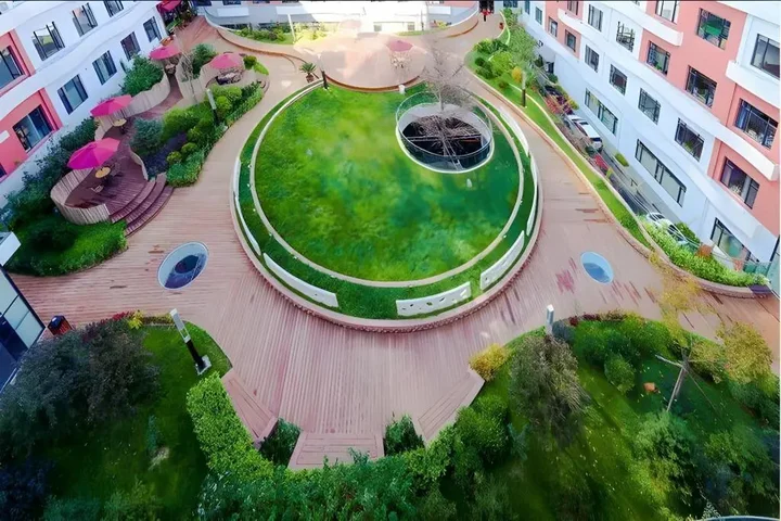 Далянь: Home Inn Plus (Dalian Development Zone Jinma Road Wanda Plaza)