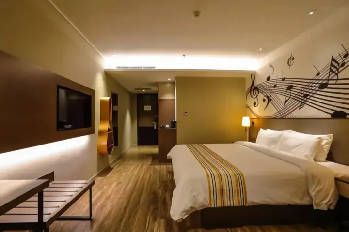 Далянь: Home Inn Plus (Dalian Development Zone Jinma Road Wanda Plaza)