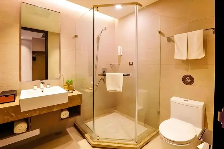 Далянь: Home Inn Plus (Dalian Development Zone Jinma Road Wanda Plaza)