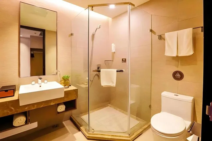 Далянь: Home Inn Plus (Dalian Development Zone Jinma Road Wanda Plaza)