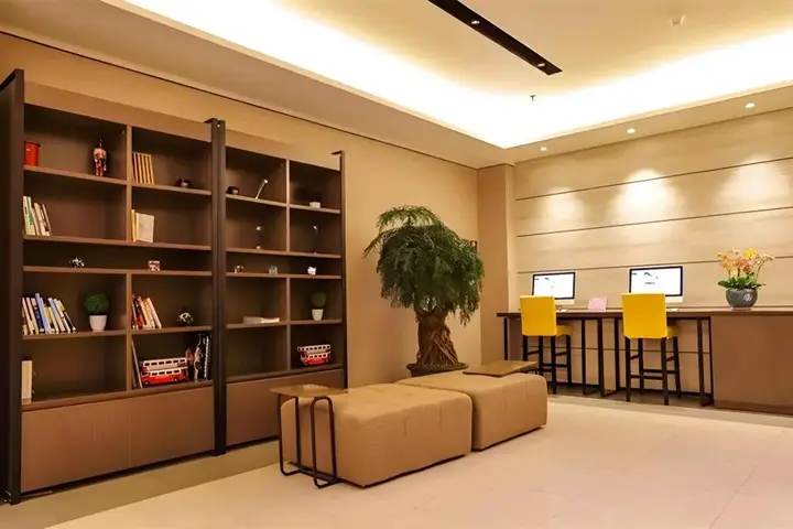Далянь: Home Inn Plus (Dalian Development Zone Jinma Road Wanda Plaza)