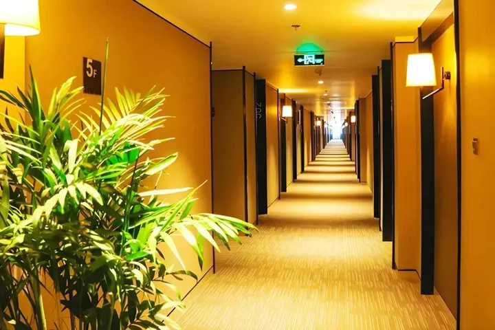 Далянь: Home Inn Plus (Dalian Development Zone Jinma Road Wanda Plaza)