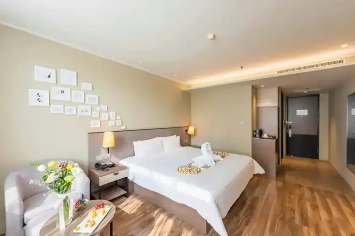 Далянь: Home Inn Plus (Dalian Development Zone Jinma Road Wanda Plaza)