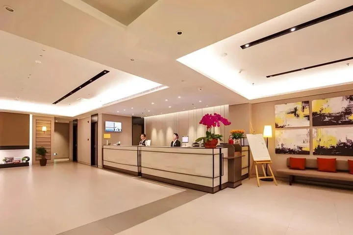 Далянь: Home Inn Plus (Dalian Development Zone Jinma Road Wanda Plaza)