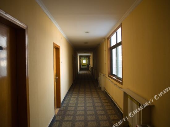 Цзинин: Jinzuan 100 Holiday Hotel