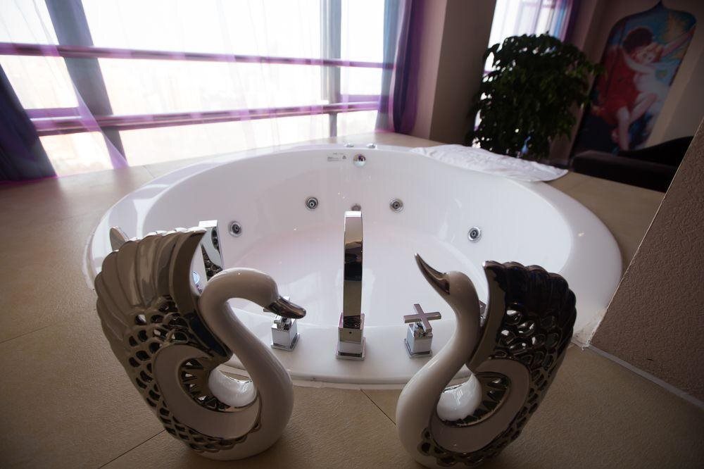 Лоян: Luoyang Love Romantic Scene Hotel