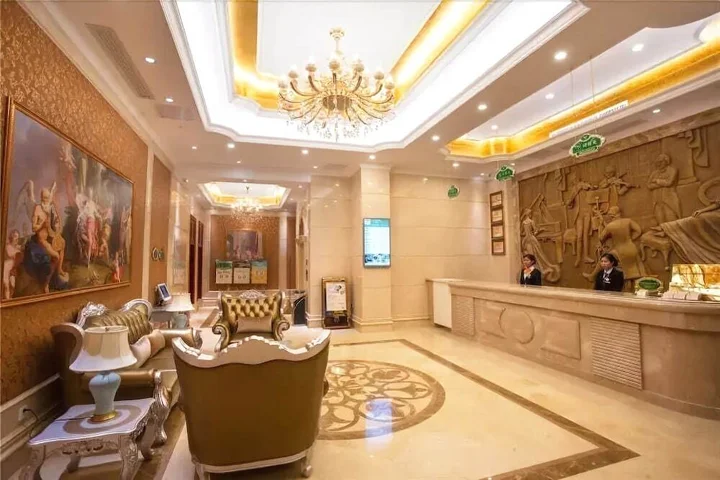 Гуйган: Vienna Hotel Guigang Central Square