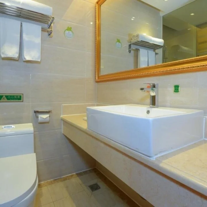 Гуйган: Vienna Hotel Guigang Central Square