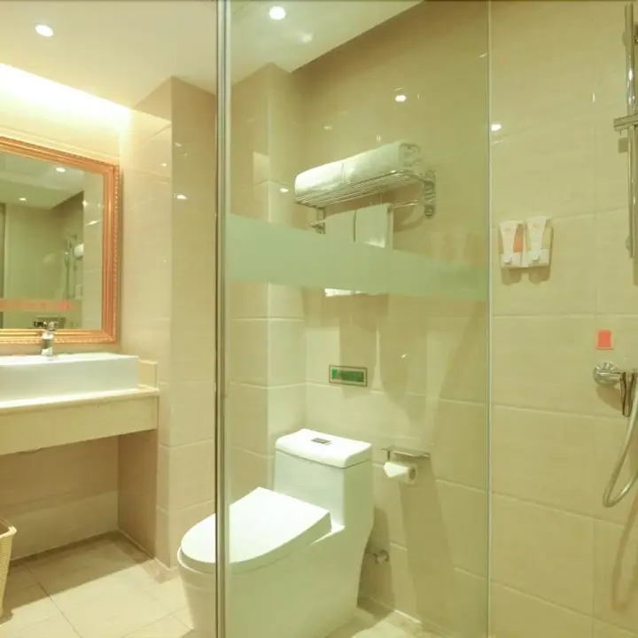 Гуйган: Vienna Hotel Guigang Central Square