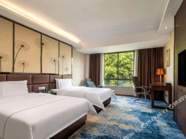 Чжаоцин: Golden Hotel