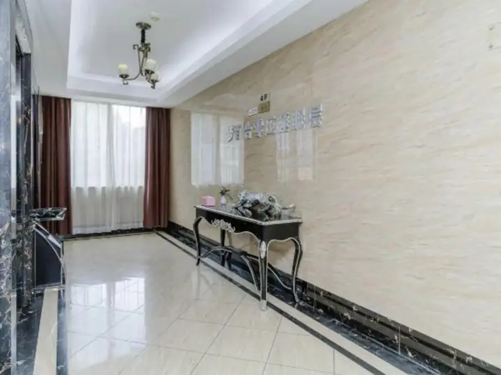 Чжаоцин: Golden Hotel