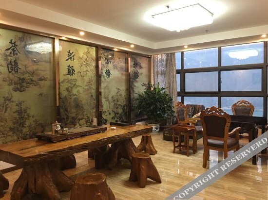 Яань: Zhongjie Hotel