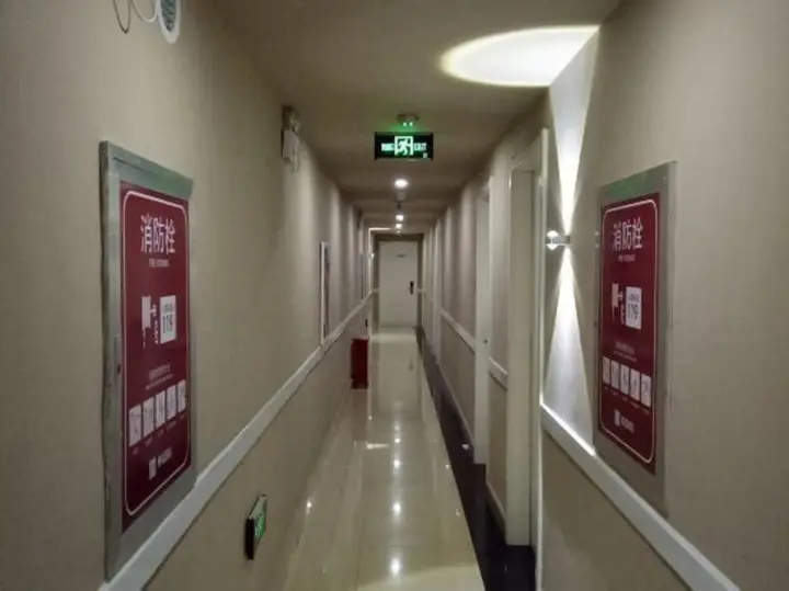 Цанчжоу: Yibai Hotel (Huanghua Municipal Government Xinyu Building)