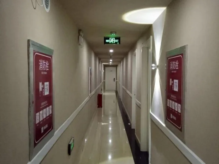 Цанчжоу: Yibai Hotel (Huanghua Municipal Government Xinyu Building)