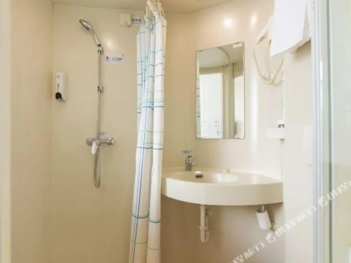 Цанчжоу: Yibai Hotel (Huanghua Municipal Government Xinyu Building)