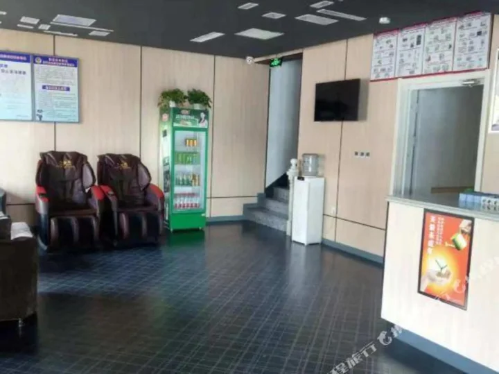 Цанчжоу: Yibai Hotel (Huanghua Municipal Government Xinyu Building)