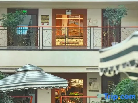 Чунцин: Yifeng Hotel (Wenli College Honghe Campus Store)