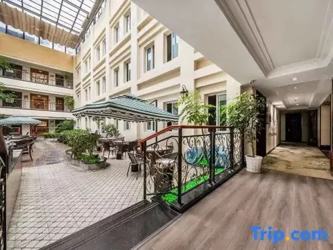 Чунцин: Yifeng Hotel (Wenli College Honghe Campus Store)