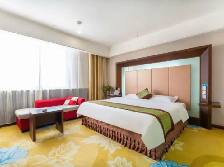 Цзяюйгуань: Dynasty Hotel