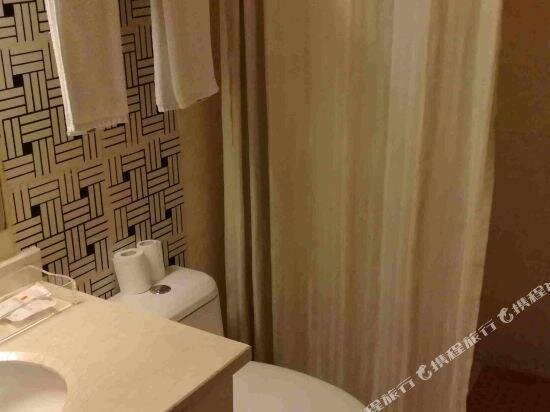 Аньцин: Double Dragon Holiday Hotel(Anqing Railway Station)