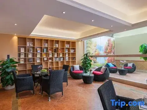 Янгиианг: Vienna Hotel Yangjiang Yangxi Moon Bay Branch