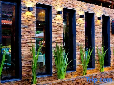 Пучжэхэй: Tung lei small courtyard home