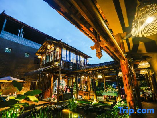 Пучжэхэй: Tung lei small courtyard home