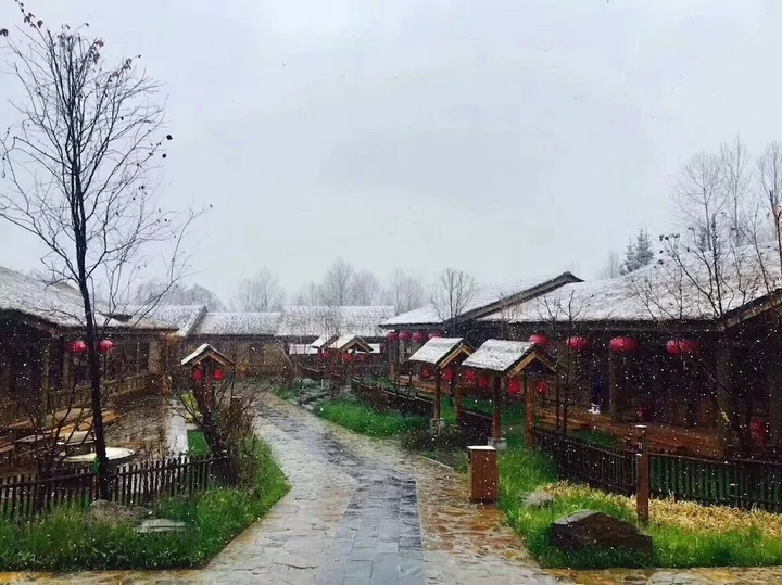 Байшань: Changbaishan Luneng Resort Timberwood Lodge
