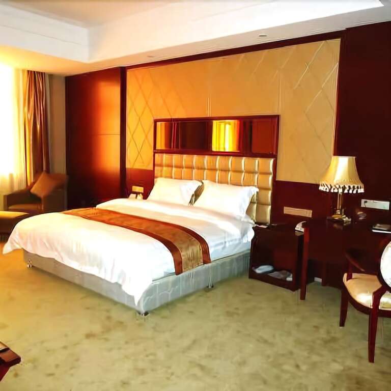 Аньлу: Phoenix Lake Hotel