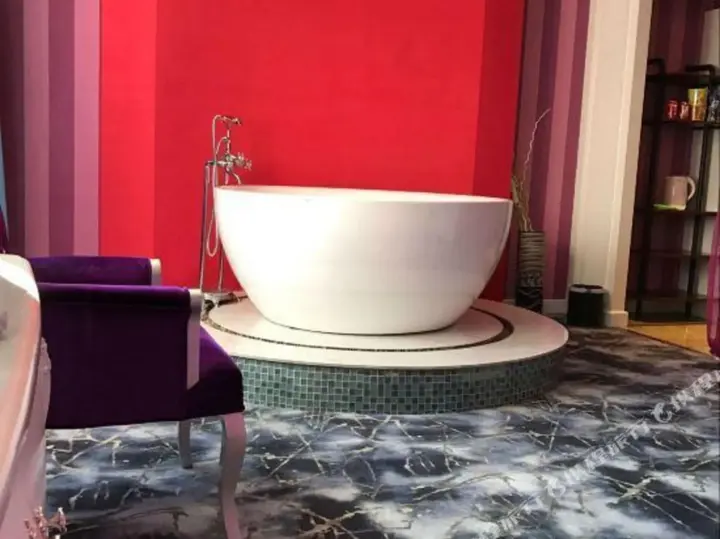 Цюйцзин: Royal Garden Holiday Theme Hotel