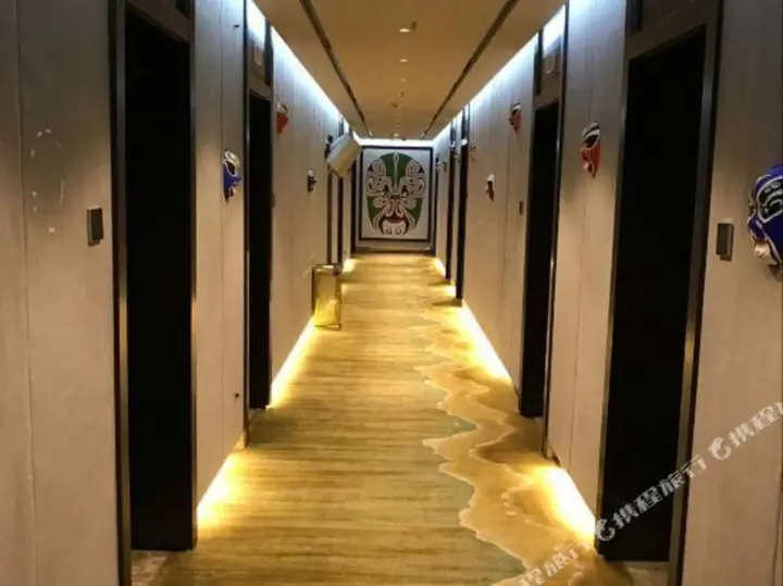 Цюйцзин: Royal Garden Holiday Theme Hotel