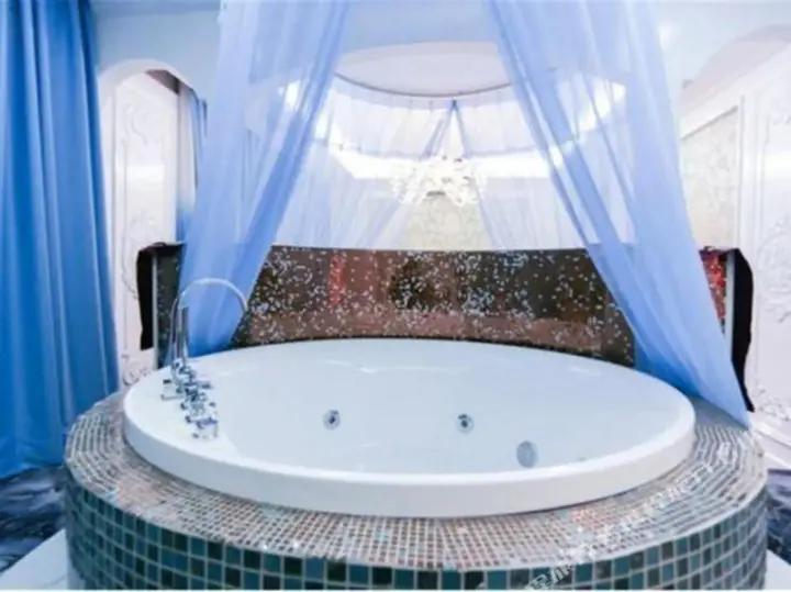 Цюйцзин: Royal Garden Holiday Theme Hotel