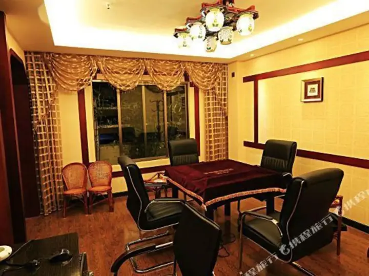 Цюйцзин: Royal Garden Holiday Theme Hotel