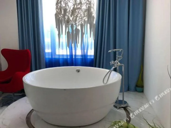 Цюйцзин: Royal Garden Holiday Theme Hotel